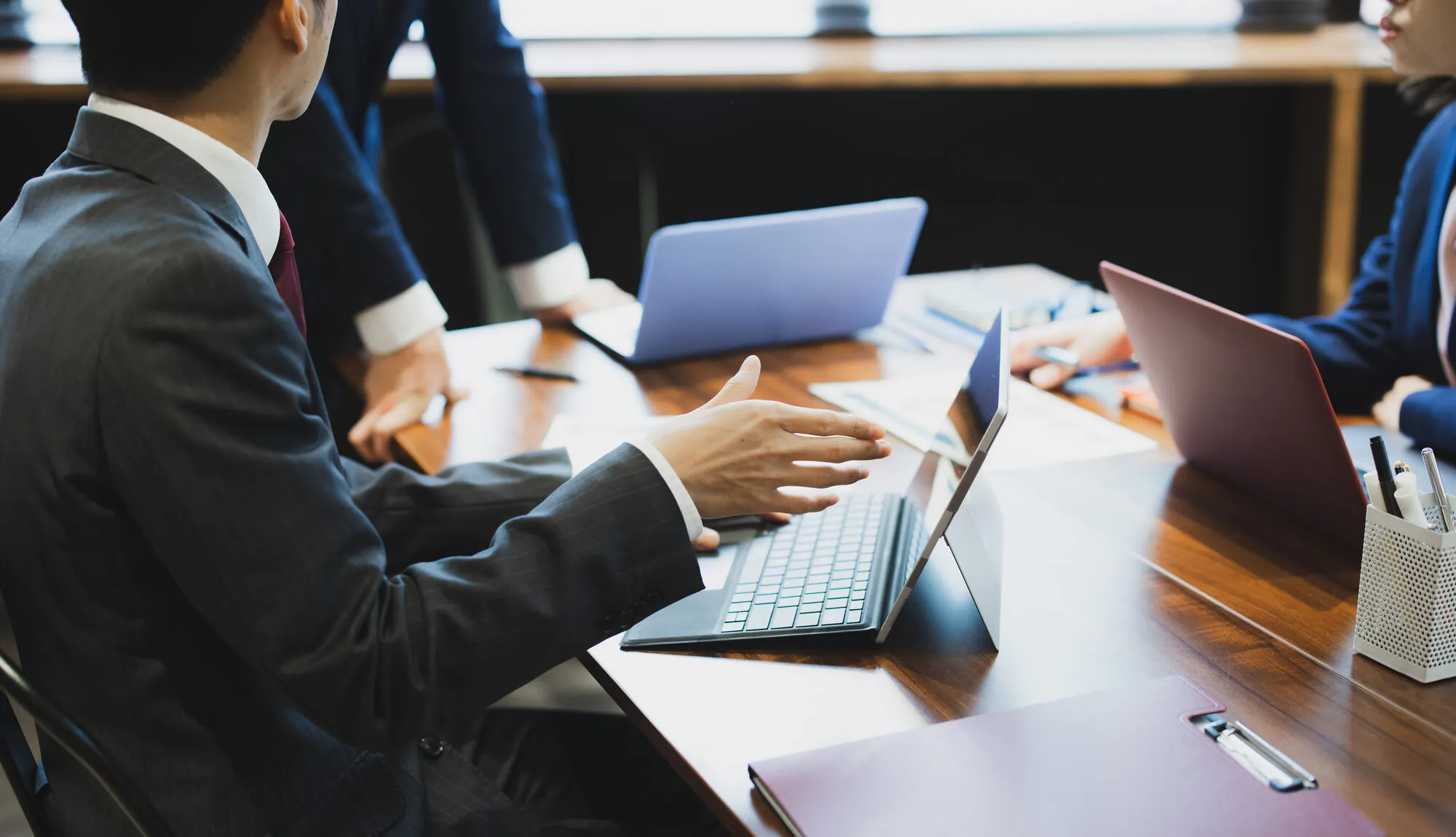 会議をする会社員