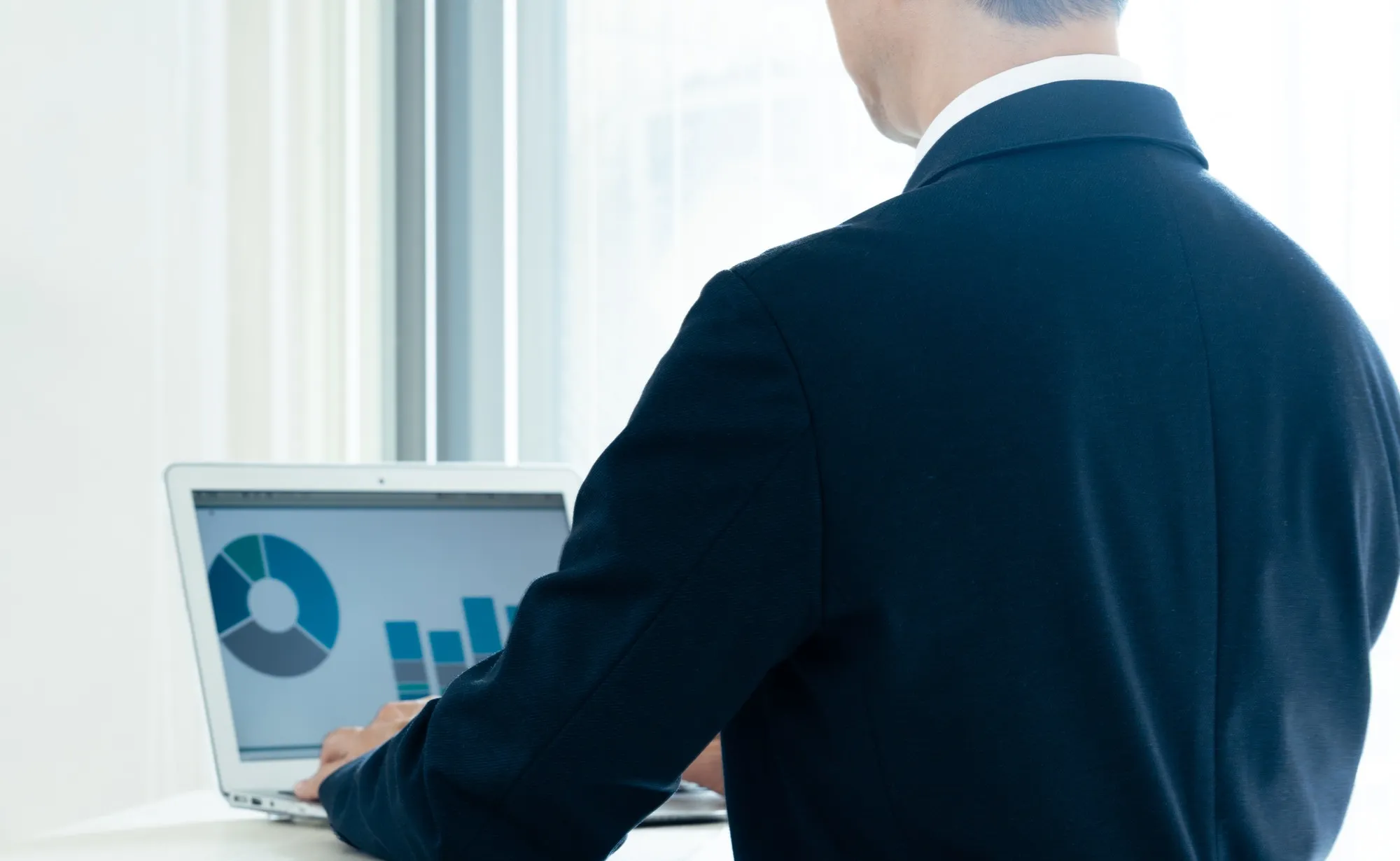 パソコンを操作する男性