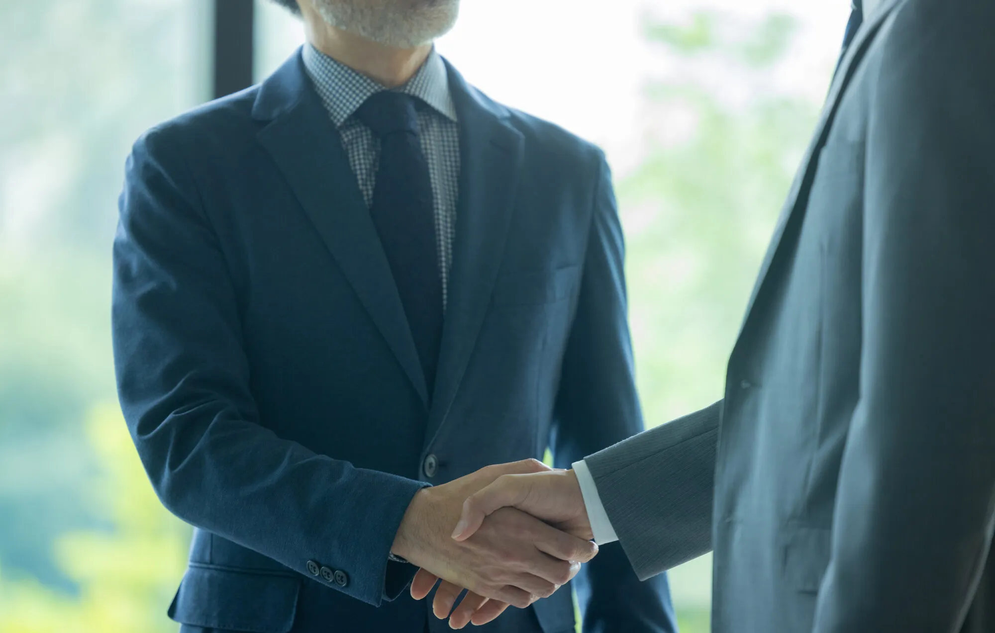 握手する男性