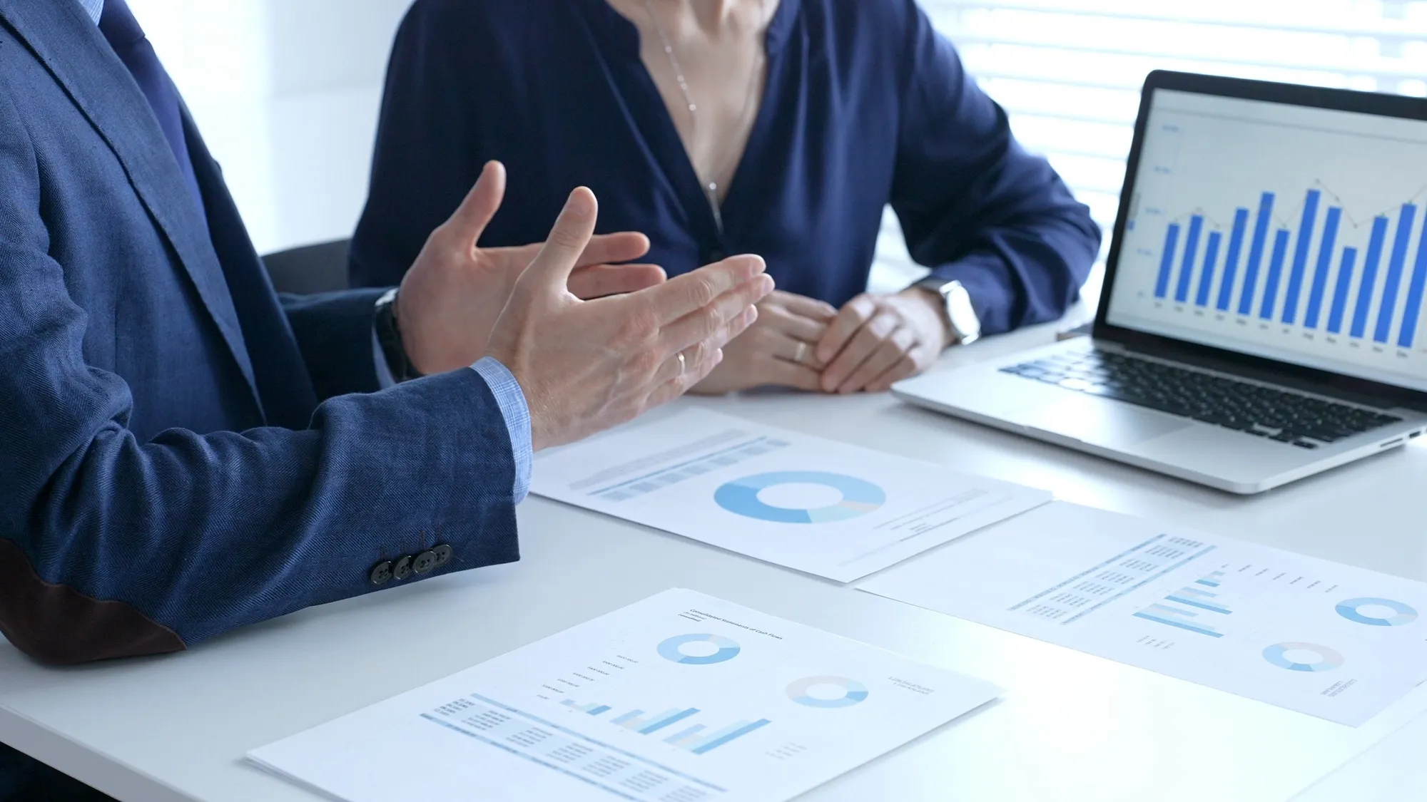 グラフを見る会社員